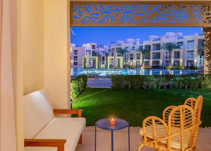 Elegant & Edgy 2 Bedroom W Beach & Pool Mangroovy